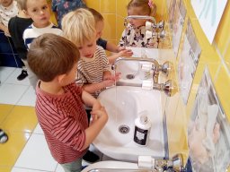 15-10-2025 Mycie rąk z Małpką Iwoną